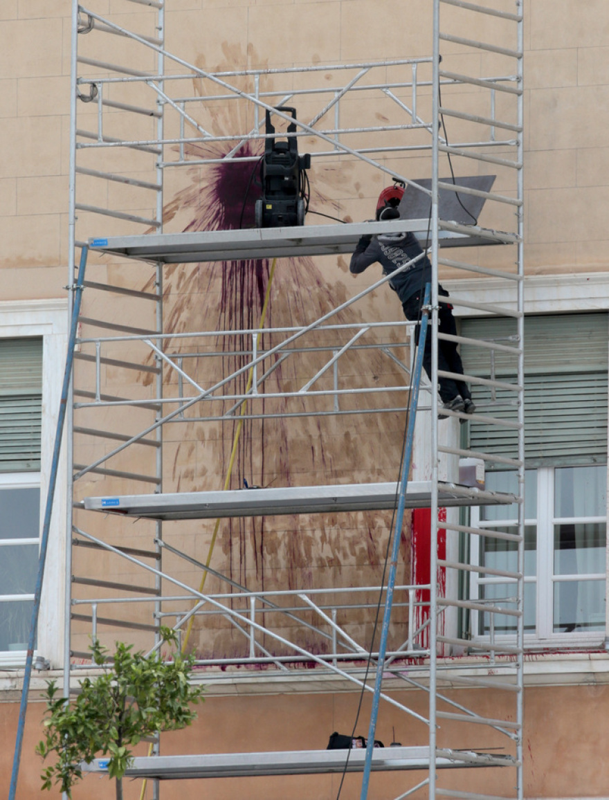 Καθαρίζουν τις μπογιές του Ρουβίκωνα στη Βουλή υπό το βλέμμα αστυνομικών και τουριστών