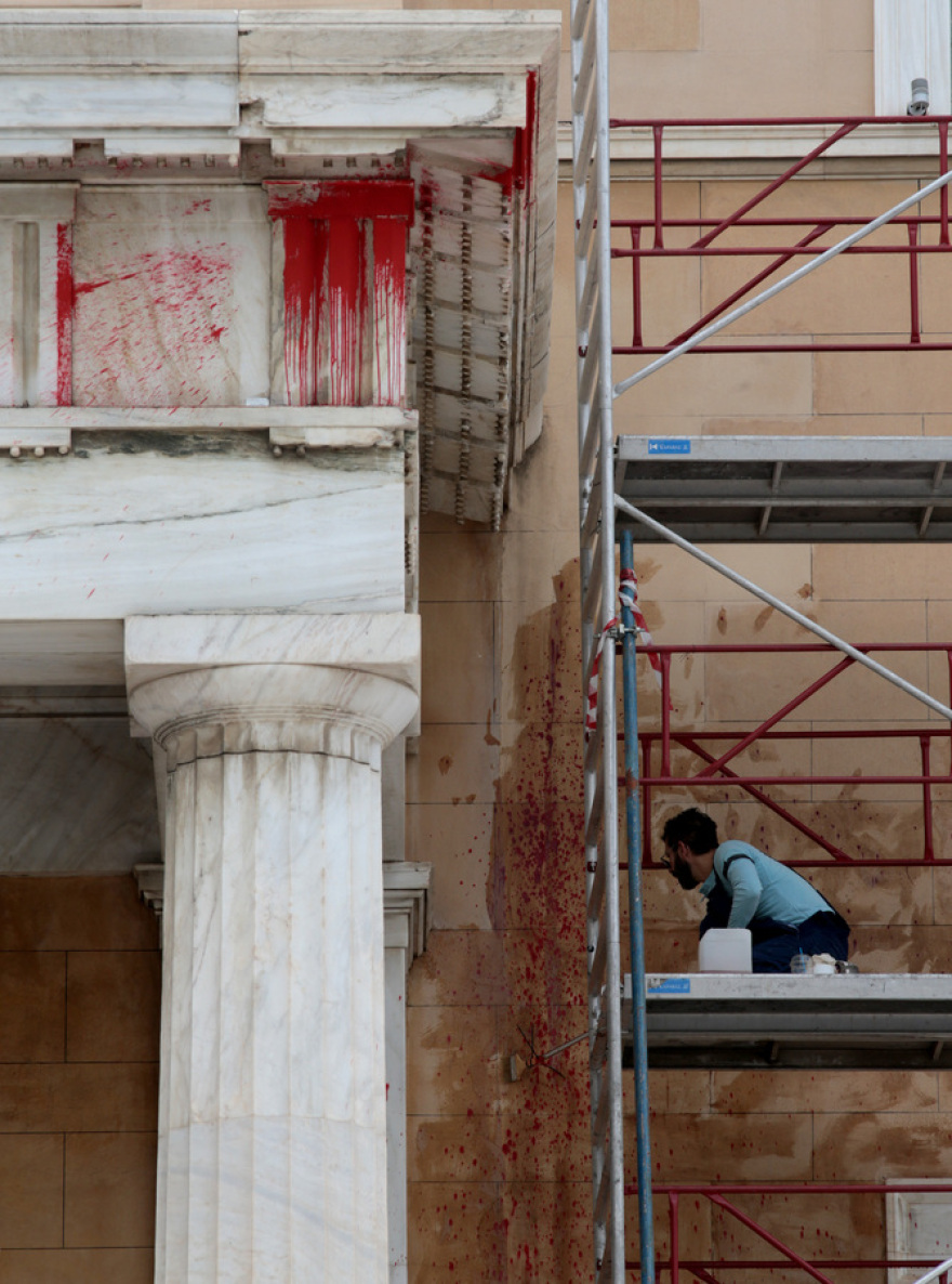 Καθαρίζουν τις μπογιές του Ρουβίκωνα στη Βουλή υπό το βλέμμα αστυνομικών και τουριστών