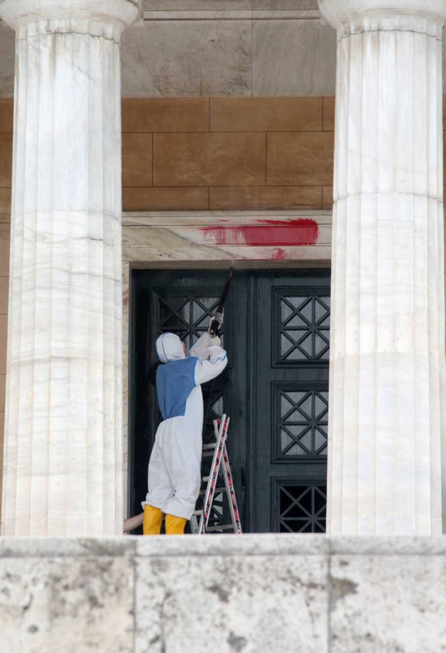 Καθαρίζουν τις μπογιές του Ρουβίκωνα στη Βουλή υπό το βλέμμα αστυνομικών και τουριστών