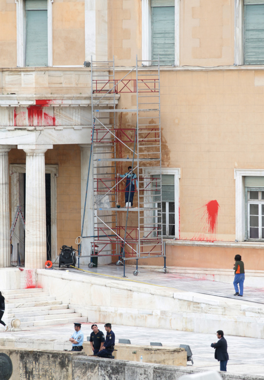 Καθαρίζουν τις μπογιές του Ρουβίκωνα στη Βουλή υπό το βλέμμα αστυνομικών και τουριστών