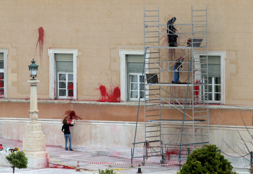 Καθαρίζουν τις μπογιές του Ρουβίκωνα στη Βουλή υπό το βλέμμα αστυνομικών και τουριστών