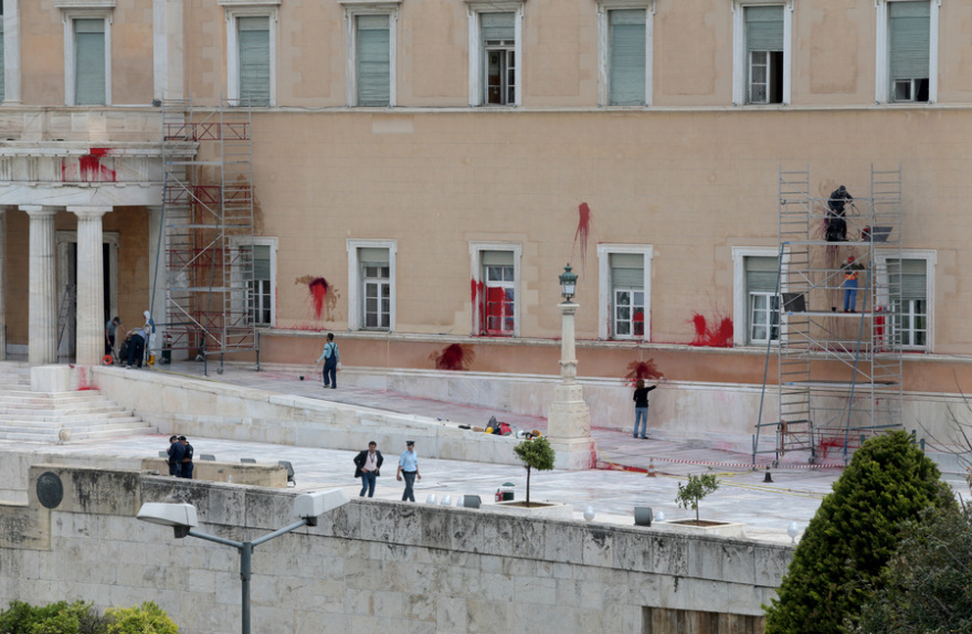 Καθαρίζουν τις μπογιές του Ρουβίκωνα στη Βουλή υπό το βλέμμα αστυνομικών και τουριστών