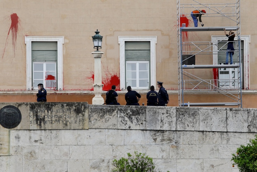 Καθαρίζουν τις μπογιές του Ρουβίκωνα στη Βουλή υπό το βλέμμα αστυνομικών και τουριστών