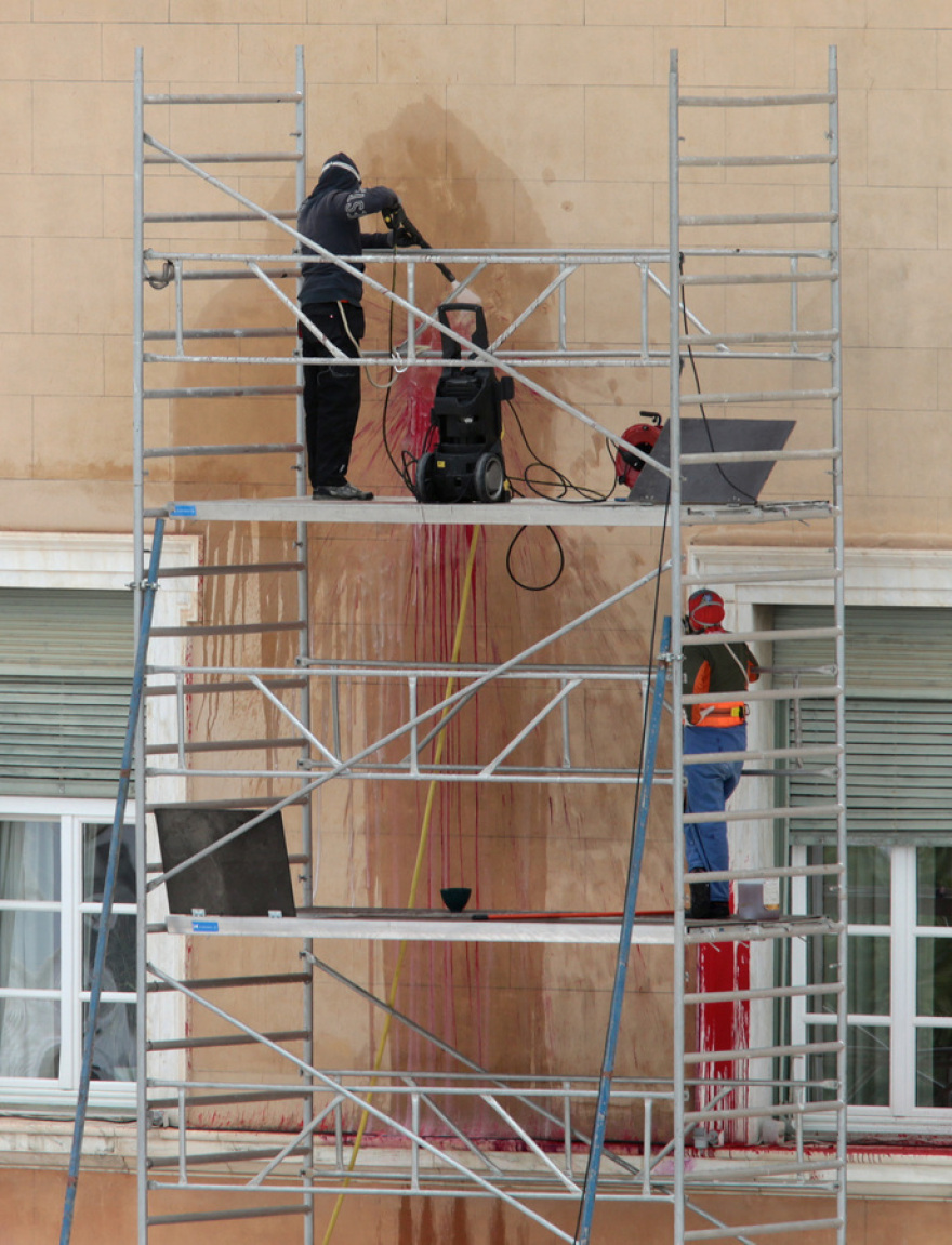 Καθαρίζουν τις μπογιές του Ρουβίκωνα στη Βουλή υπό το βλέμμα αστυνομικών και τουριστών