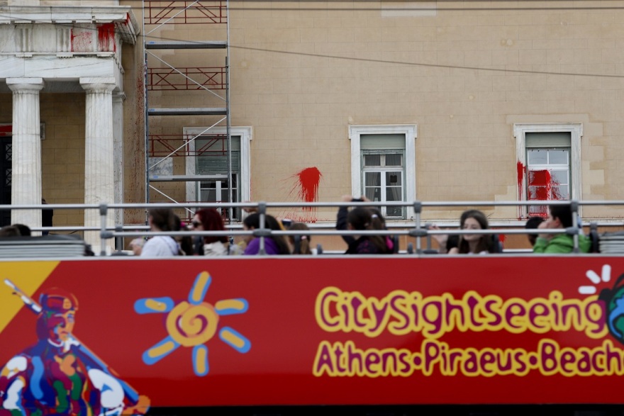 Καθαρίζουν τις μπογιές του Ρουβίκωνα στη Βουλή υπό το βλέμμα αστυνομικών και τουριστών