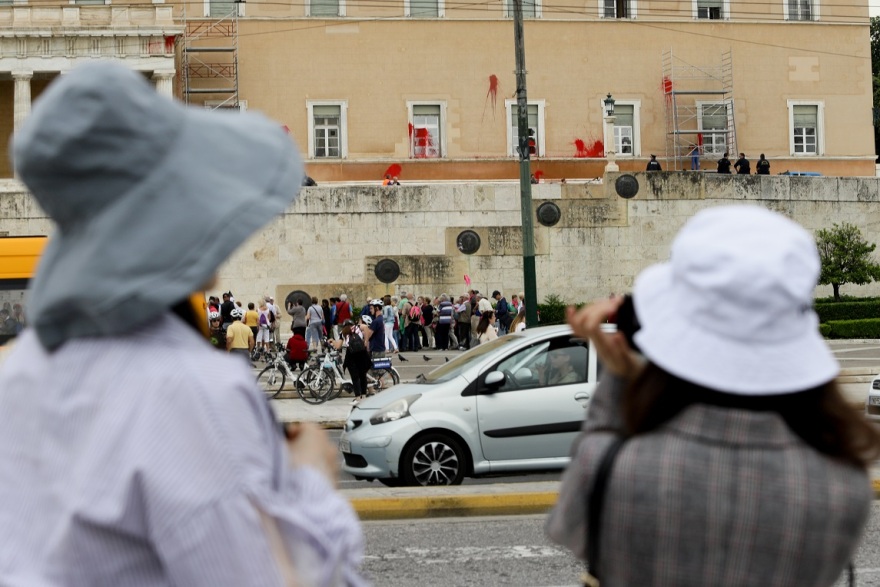 Καθαρίζουν τις μπογιές του Ρουβίκωνα στη Βουλή υπό το βλέμμα αστυνομικών και τουριστών