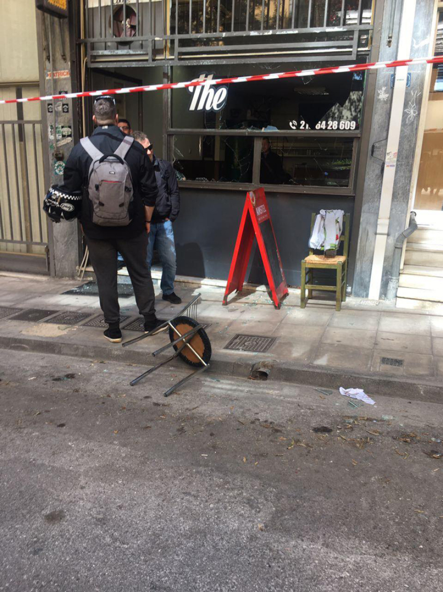 Φωτογραφίες: Επίθεση κρανοφόρων σε καφενείο δίπλα στη ΓΑΔΑ