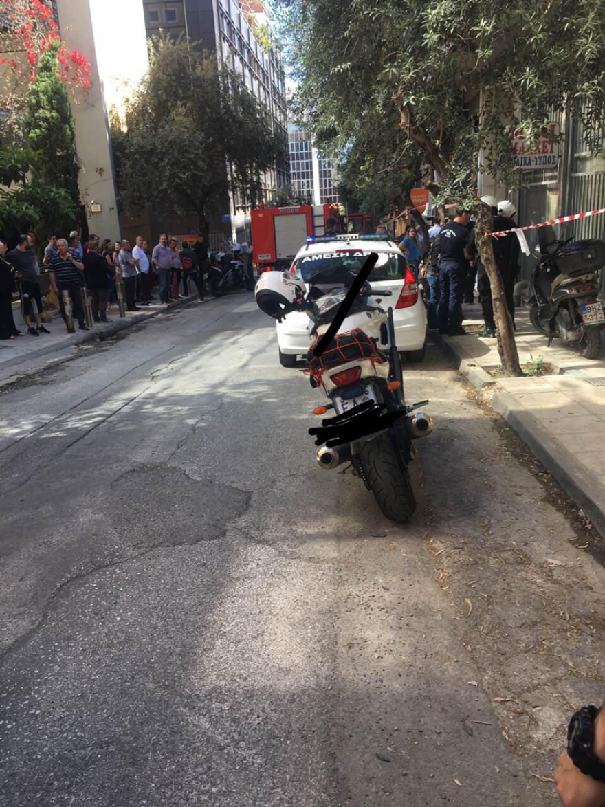 Φωτογραφίες: Επίθεση κρανοφόρων σε καφενείο δίπλα στη ΓΑΔΑ