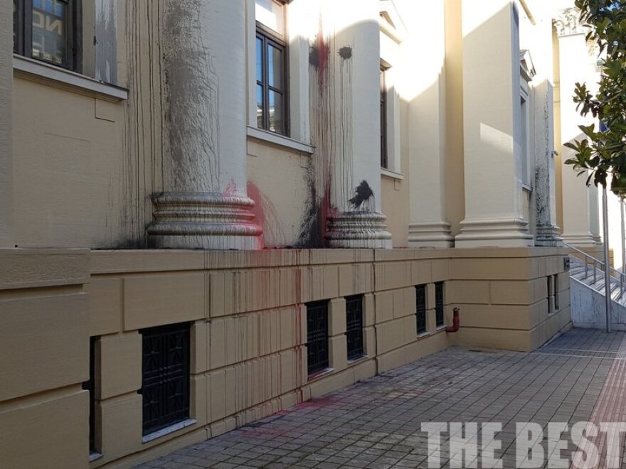 Πέταξαν μπογιές στο δικαστικό μέγαρο Πάτρας - Δείτε φωτογραφίες