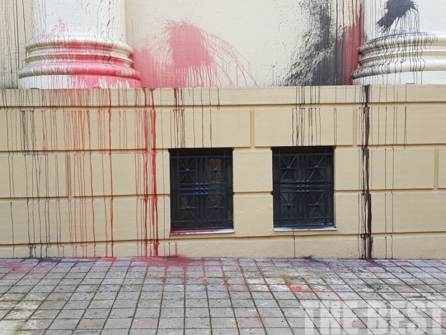 Πέταξαν μπογιές στο δικαστικό μέγαρο Πάτρας - Δείτε φωτογραφίες