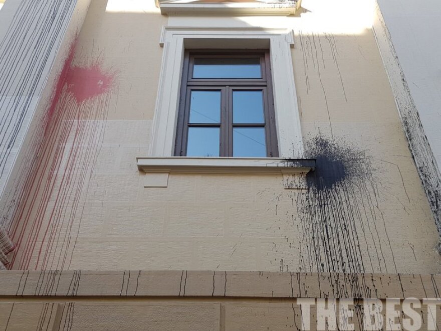 Πέταξαν μπογιές στο δικαστικό μέγαρο Πάτρας - Δείτε φωτογραφίες