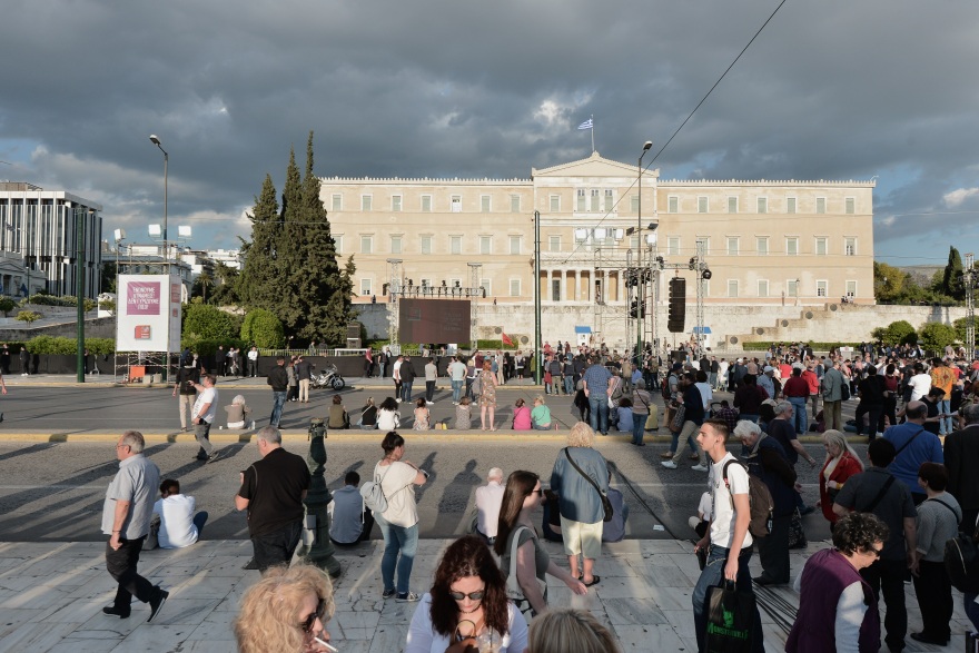 Μικρή ακόμα η προσέλευση στο Σύνταγμα ενόψει της ομιλίας Τσίπρα
