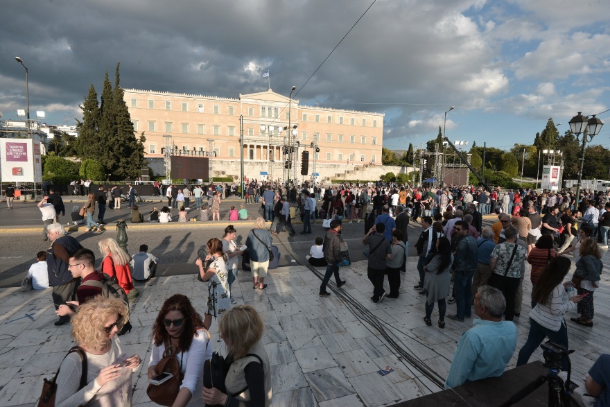 Μικρή ακόμα η προσέλευση στο Σύνταγμα ενόψει της ομιλίας Τσίπρα