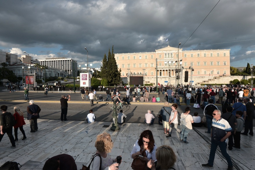 Μικρή ακόμα η προσέλευση στο Σύνταγμα ενόψει της ομιλίας Τσίπρα