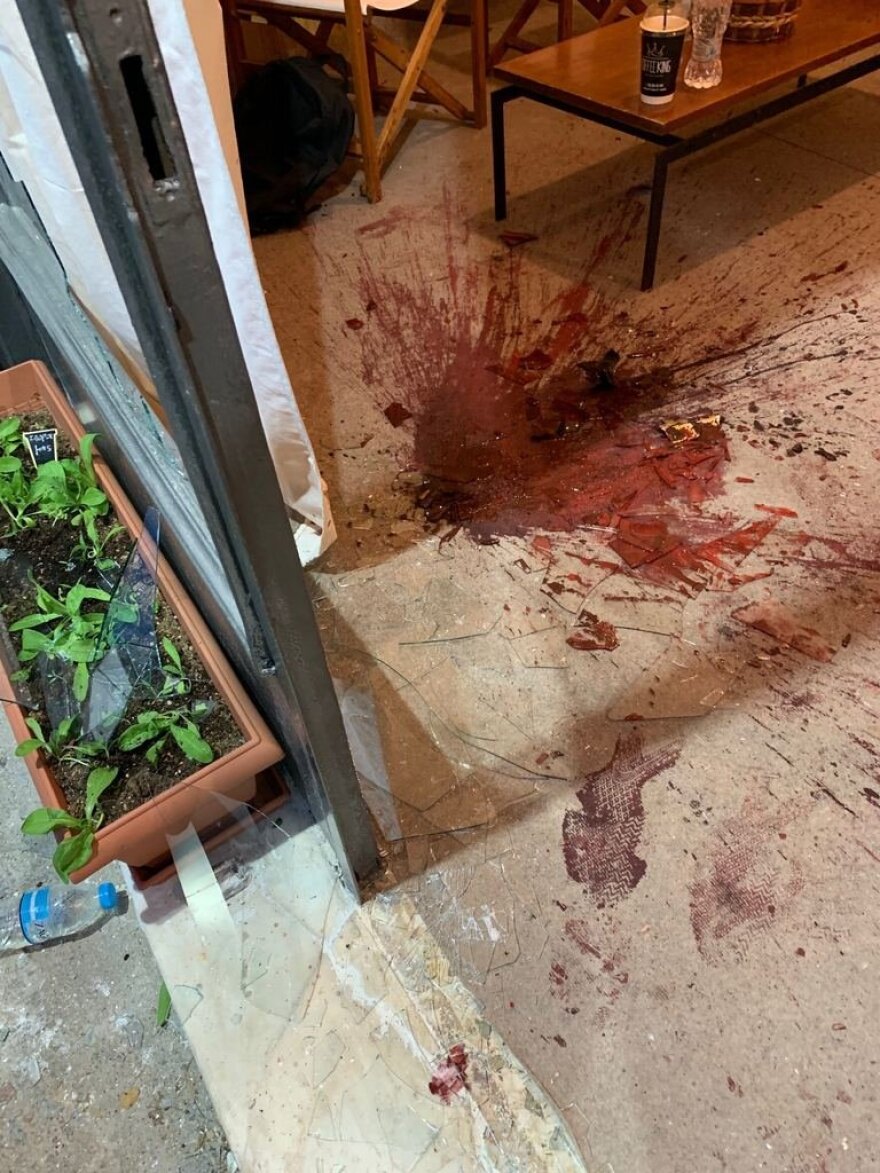 Γλυφάδα: Κουκουλοφόροι έσπασαν εκλογικό κέντρο υποψήφιου δημάρχου