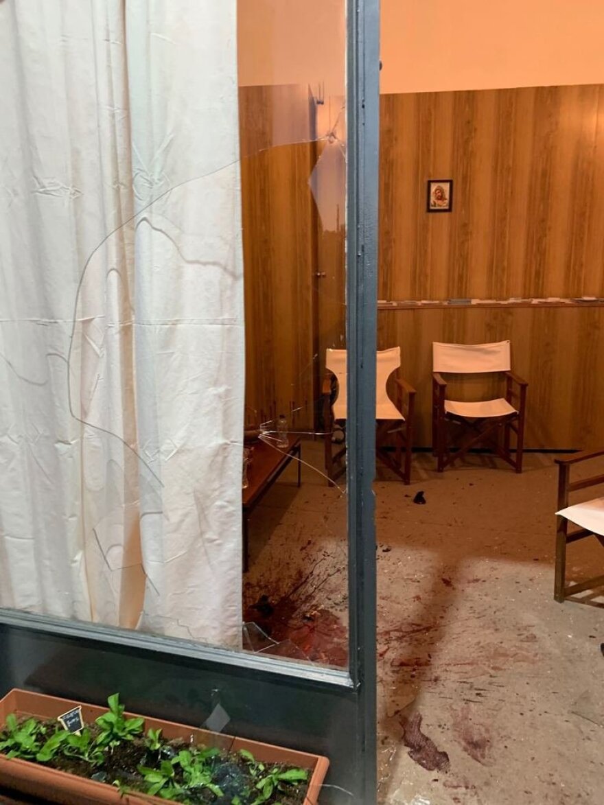 Γλυφάδα: Κουκουλοφόροι έσπασαν εκλογικό κέντρο υποψήφιου δημάρχου