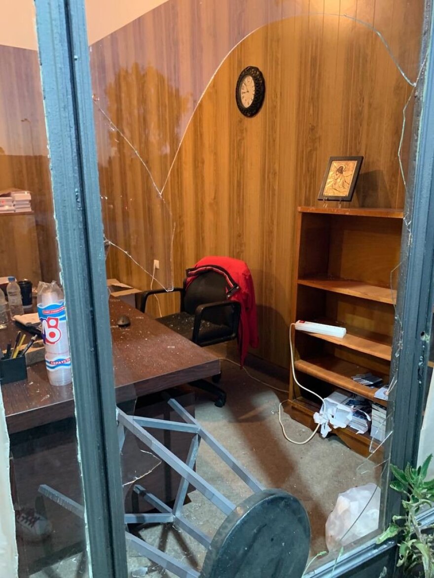 Γλυφάδα: Κουκουλοφόροι έσπασαν εκλογικό κέντρο υποψήφιου δημάρχου