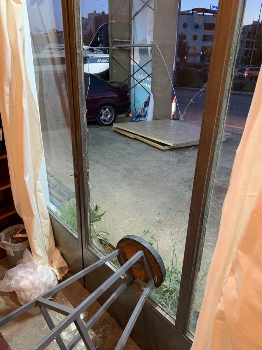 Γλυφάδα: Κουκουλοφόροι έσπασαν εκλογικό κέντρο υποψήφιου δημάρχου