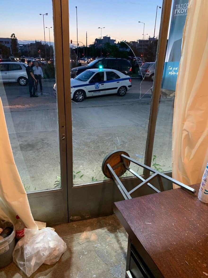 Γλυφάδα: Κουκουλοφόροι έσπασαν εκλογικό κέντρο υποψήφιου δημάρχου