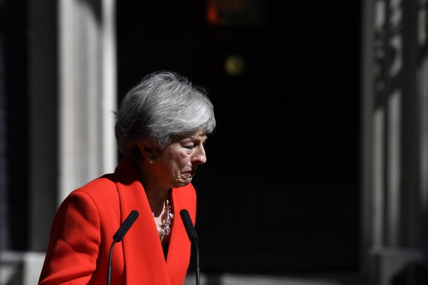 Η Τερέζα Μέι με δάκρυα στα μάτια ανακοίνωσε την παραίτησή της