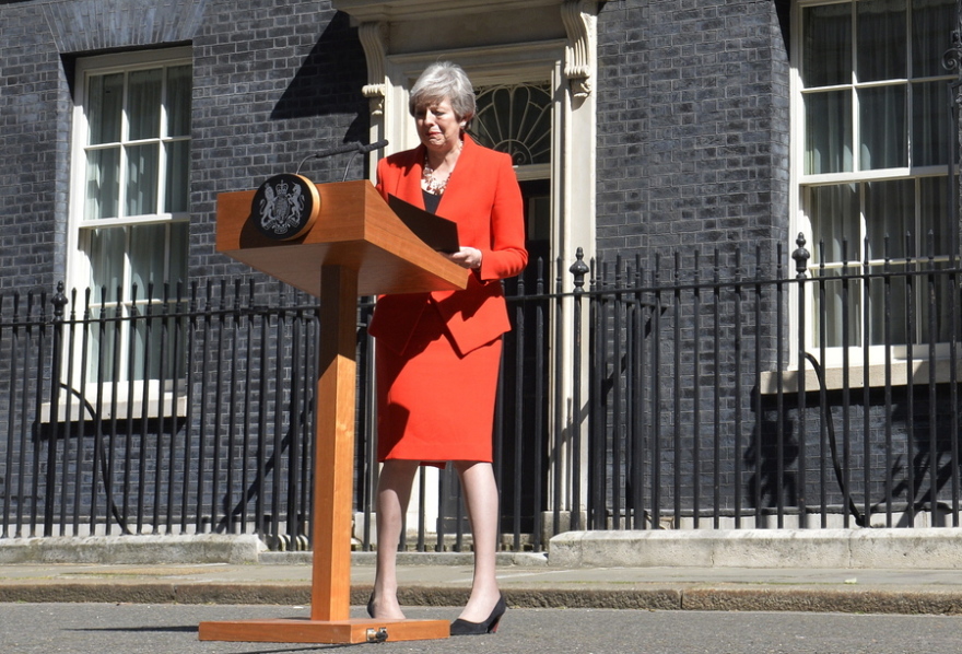 Η Τερέζα Μέι με δάκρυα στα μάτια ανακοίνωσε την παραίτησή της