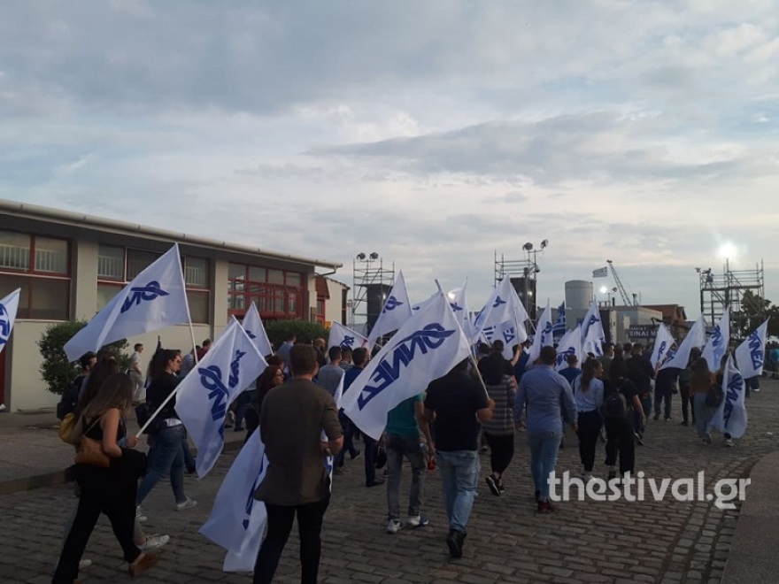 Θεσσαλονίκη: Με πανό και μπλουζάκια με συνθήματα στην ομιλία του Μητσοτάκη