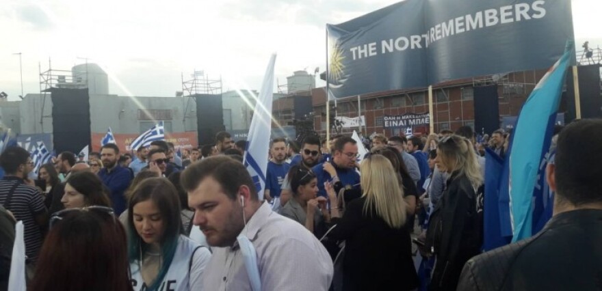 Θεσσαλονίκη: Με πανό και μπλουζάκια με συνθήματα στην ομιλία του Μητσοτάκη