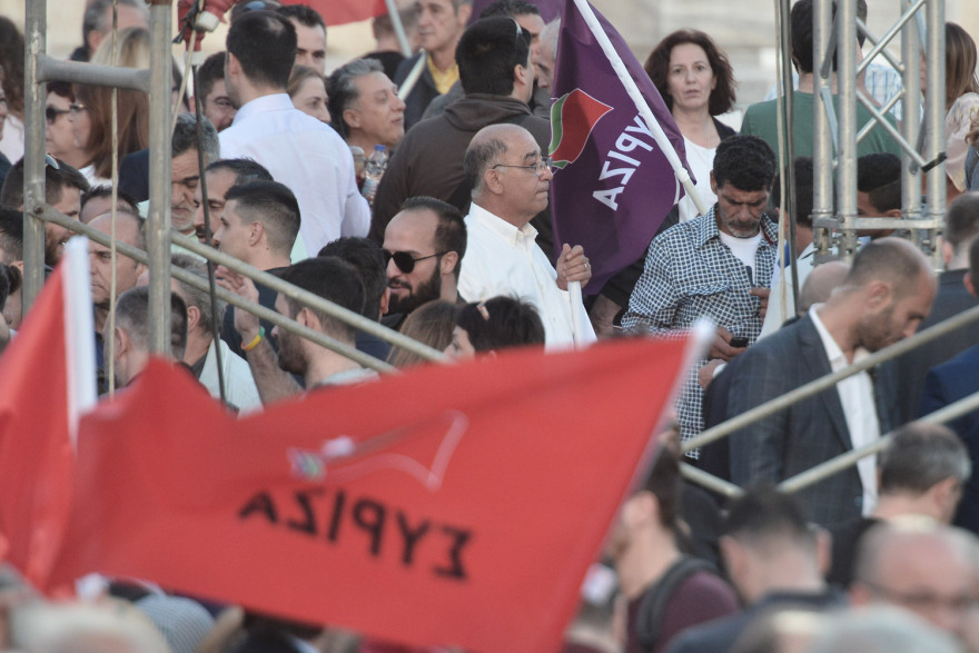 Μικρή ακόμα η προσέλευση στο Σύνταγμα ενόψει της ομιλίας Τσίπρα