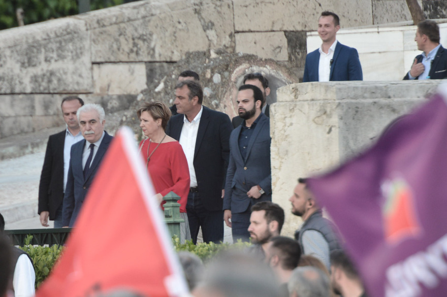 Μικρή ακόμα η προσέλευση στο Σύνταγμα ενόψει της ομιλίας Τσίπρα