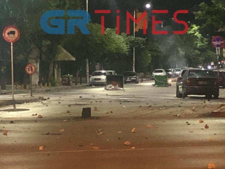 Βράδυ επεισοδίων με «βροχή» μολότοφ σε Αθήνα και Θεσσαλονίκη 