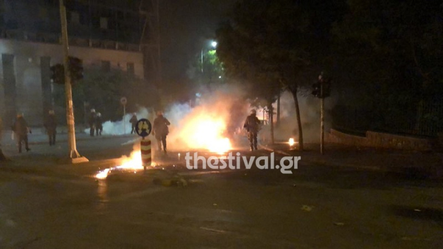 Βράδυ επεισοδίων με «βροχή» μολότοφ σε Αθήνα και Θεσσαλονίκη 
