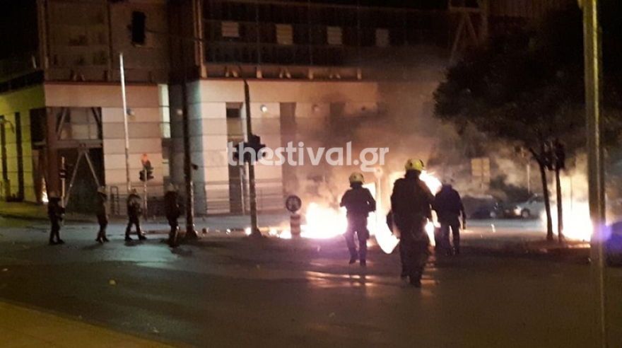 Βράδυ επεισοδίων με «βροχή» μολότοφ σε Αθήνα και Θεσσαλονίκη 