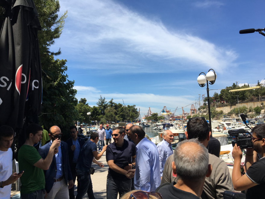 Σε χαλαρή διάθεση σε ουζερί στο Κερατσίνι ο Αλέξης Τσίπρας 