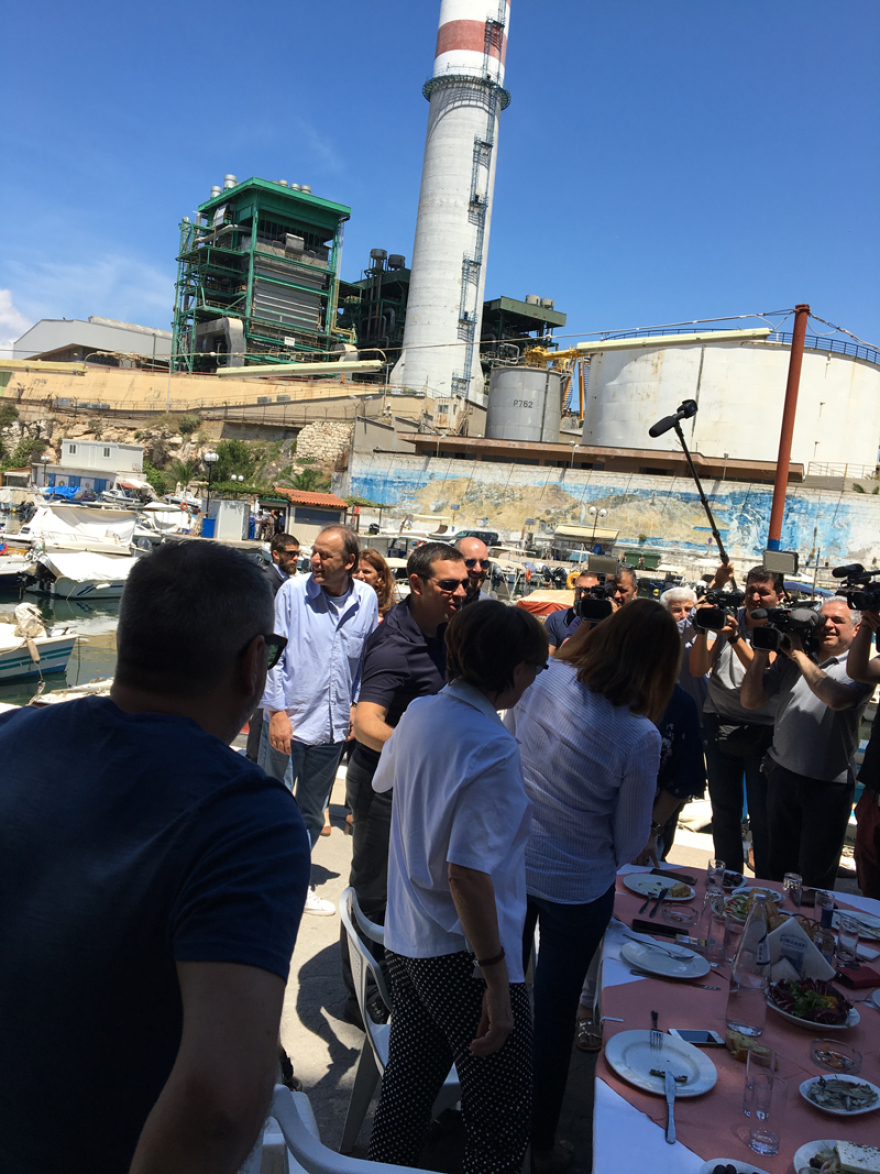 Σε χαλαρή διάθεση σε ουζερί στο Κερατσίνι ο Αλέξης Τσίπρας 