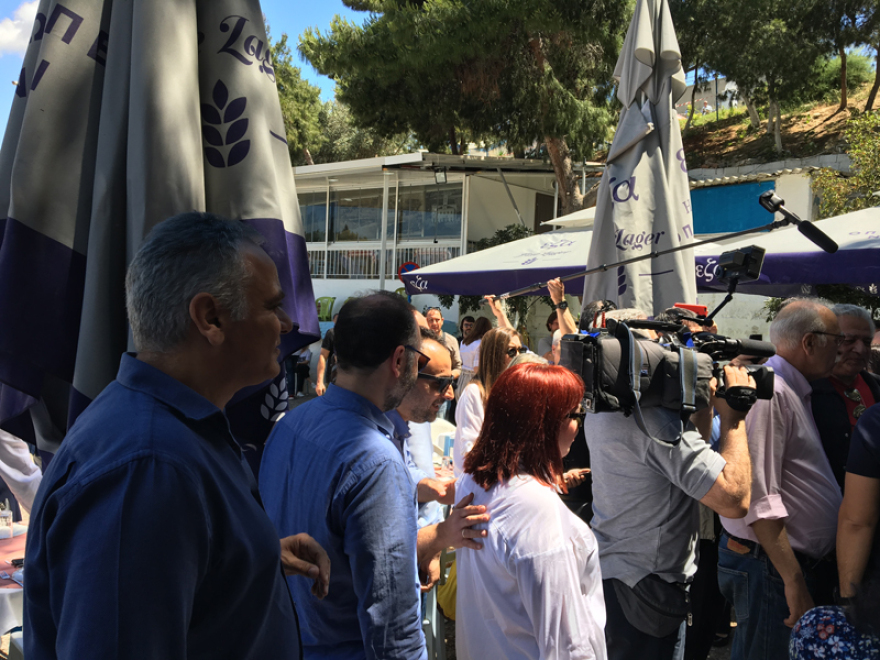 Σε χαλαρή διάθεση σε ουζερί στο Κερατσίνι ο Αλέξης Τσίπρας 