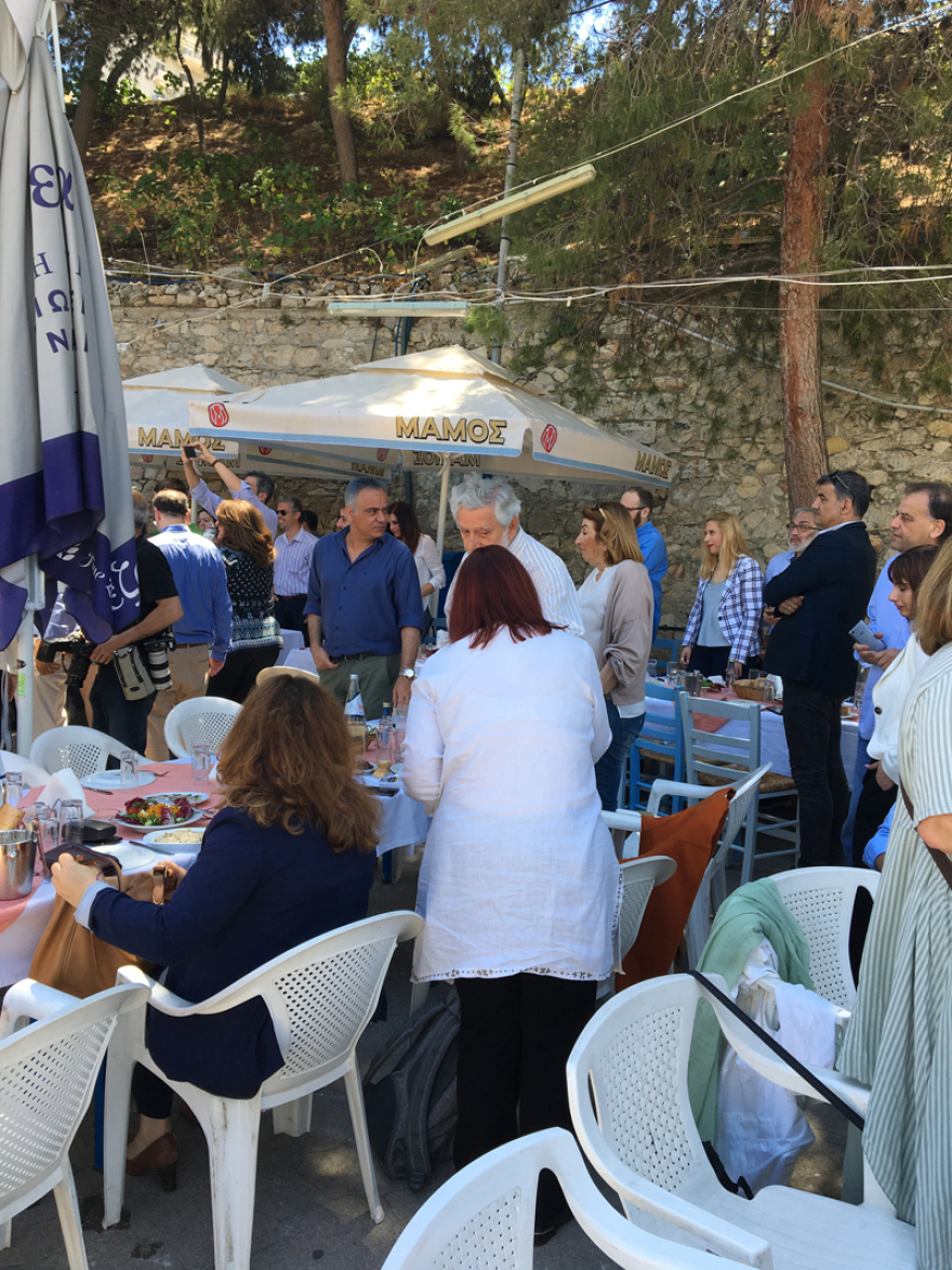 Σε χαλαρή διάθεση σε ουζερί στο Κερατσίνι ο Αλέξης Τσίπρας 