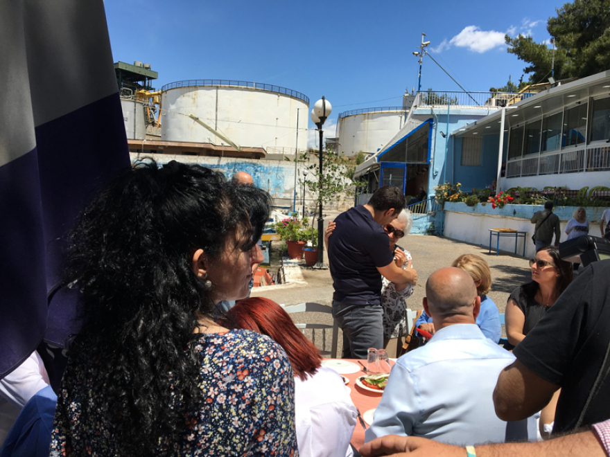 Σε χαλαρή διάθεση σε ουζερί στο Κερατσίνι ο Αλέξης Τσίπρας 