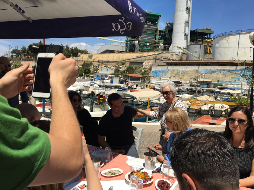 Σε χαλαρή διάθεση σε ουζερί στο Κερατσίνι ο Αλέξης Τσίπρας 