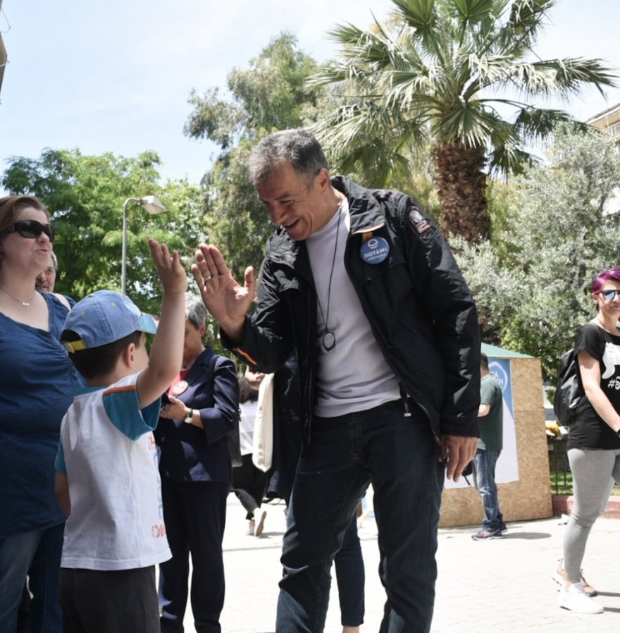 Η βόλτα του Σταύρου Θεοδωράκη στις γειτονιές της Αθήνας