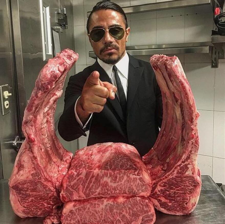 O Salt Bae σερβίρει χρυσή μπριζόλα στο εστιατόριό του στο Ντουμπάι