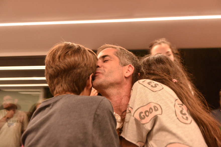 Βίντεο: Ο χορός της Αλεξίας Μπακογιάννη στο εκλογικό περίπτερο του αδερφού της 