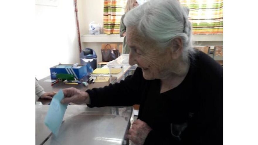 Οι εκλογές σε φωτογραφίες: Με άλογα, σκυλάκια και... νυφικά στην κάλπη