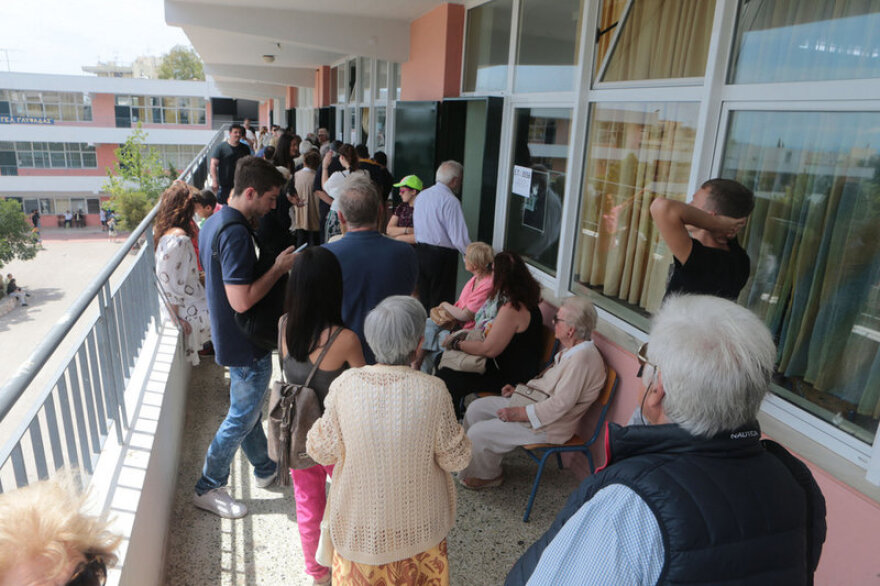 Εκλογές: Ανοιχτές οι κάλπες σε πολλά εκλογικά τμήματα