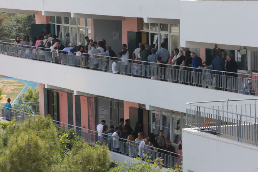 Εκλογές: Ανοιχτές οι κάλπες σε πολλά εκλογικά τμήματα