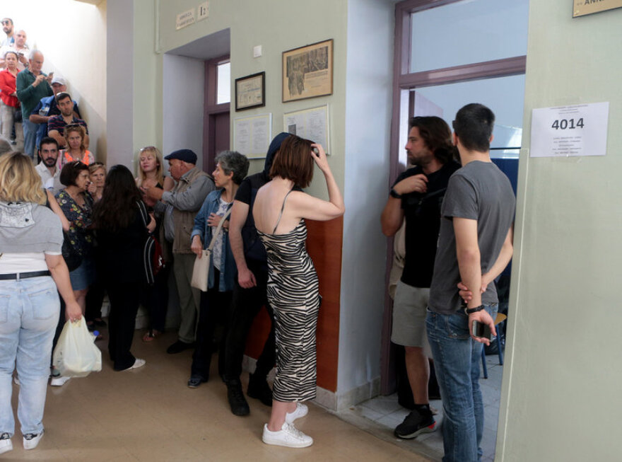 Εκλογές: Ανοιχτές οι κάλπες σε πολλά εκλογικά τμήματα