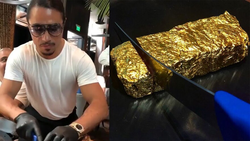 O Salt Bae σερβίρει χρυσή μπριζόλα στο εστιατόριό του στο Ντουμπάι
