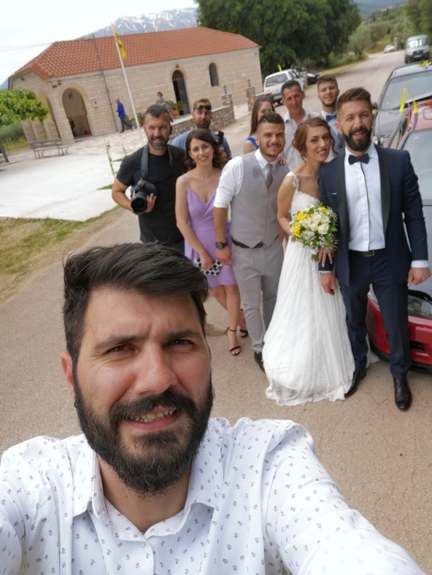 Οι εκλογές σε φωτογραφίες: Με άλογα, σκυλάκια και... νυφικά στην κάλπη