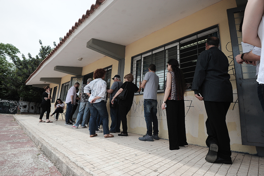 Εκλογές: Ουρές και ταλαιπωρία στις τετραπλές κάλπες