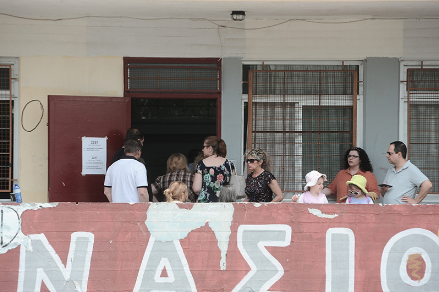 Εκλογές: Ουρές και ταλαιπωρία στις τετραπλές κάλπες