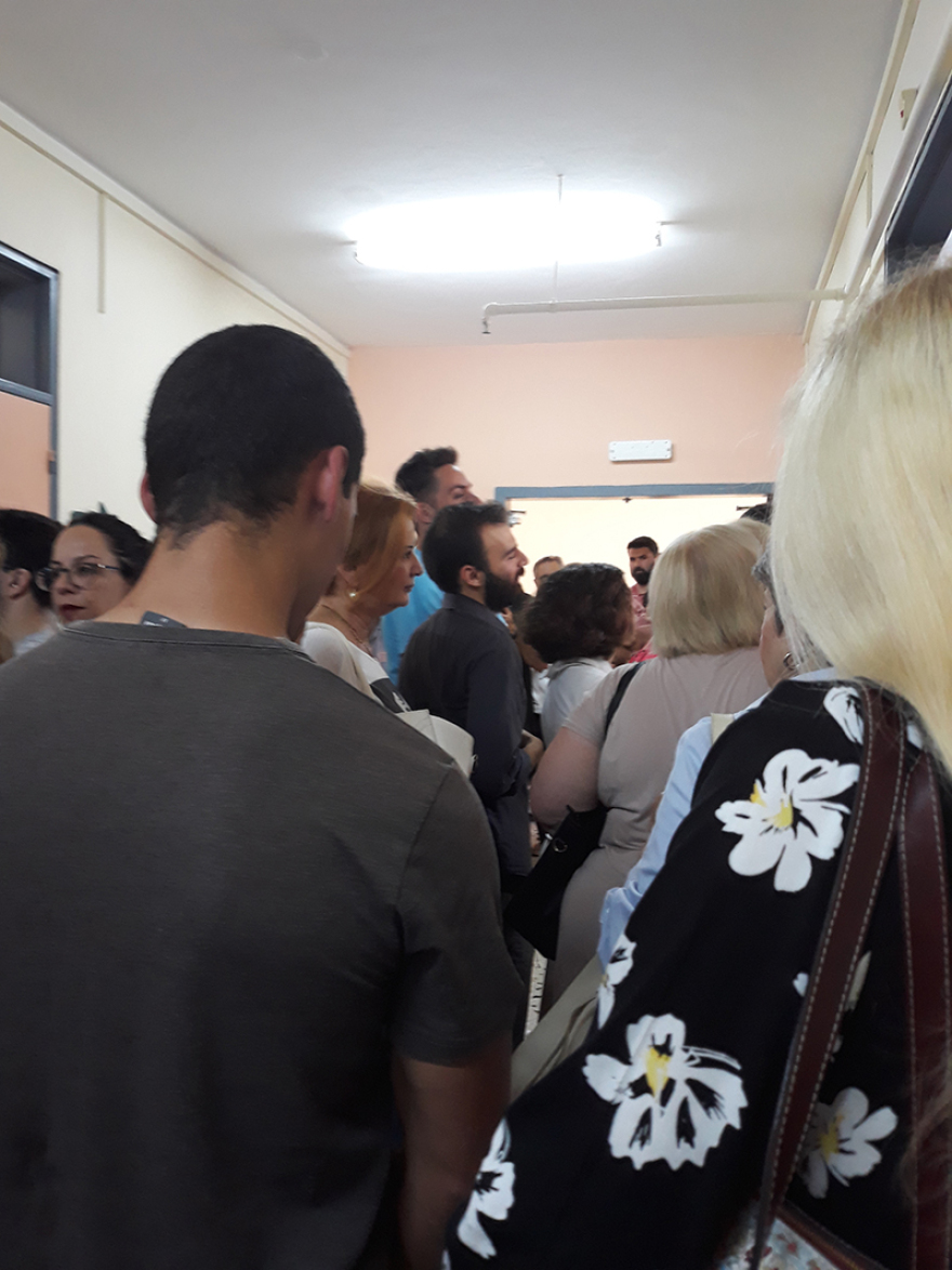 Εκλογές: Ανοιχτές οι κάλπες σε πολλά εκλογικά τμήματα